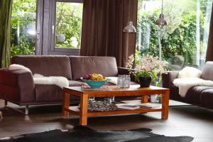ein Wohnzimmer mit Sofa und Couchtisch in der Unterkunft Hotel Donnersberg in Darmstadt