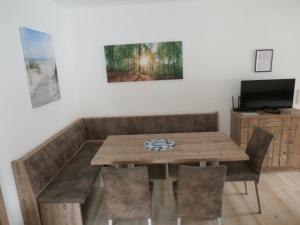Televízia a/alebo spoločenská miestnosť v ubytovaní Appartements Gotthardt