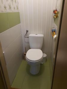 a small bathroom with a white toilet in a stall at Legyél a vendégünk :) in Debrecen