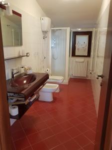 een badkamer met een wastafel en een toilet bij B&B Villa Sole in Controguerra