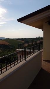 een balkon van een huis met uitzicht op het landschap bij B&B Villa Sole in Controguerra