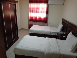 Un pat sau paturi într-o cameră la Petra Visitors Hotel