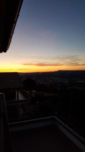 een zonsondergang vanaf het dak van een huis bij B&B Villa Sole in Controguerra