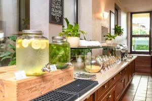 una cocina con encimera con jarras de limonada en Hotel Riel, en Sirmione