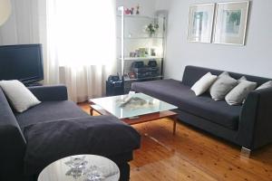 uma sala de estar com dois sofás e uma mesa de centro em Comfy central flat em Tessalônica