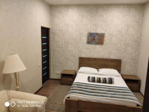 Säng eller sängar i ett rum på Modern Floor - Dilijan Garden House