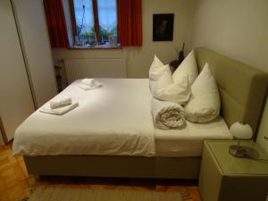 シュルンスにあるAppartment Marentのベッド(白いシーツ、枕付)