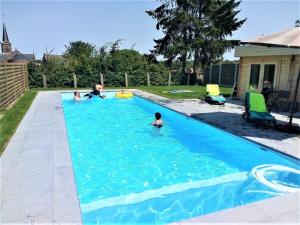 a group of children playing in a swimming pool at B&B 't Maanhof in Gingelom