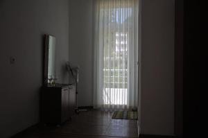 TV a/nebo společenská místnost v ubytování Akhmed Guest House