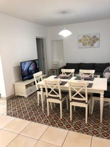TV a/nebo společenská místnost v ubytování La Bulle familles Clim, wifi, airport shuttle,tout à pied