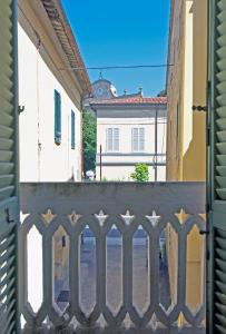 einen Balkon mit Blick auf ein Gebäude in der Unterkunft Il Balconcino sulle Terme in San Giuliano Terme