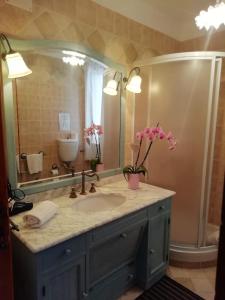 een badkamer met een wastafel en een grote spiegel bij Mare Nostrum Casa Vacanza in Licata