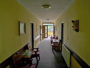a hallway with tables and chairs in a room at Chata DESMO in Prkenný Dŭl +37 photos