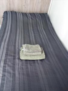 Una cama con una toalla encima. en sweet home 2, en Ivano-Frankivsk