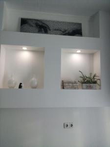 zwei Spiegel an der Wand eines Badezimmers in der Unterkunft sweet home 2 in Iwano-Frankiwsk