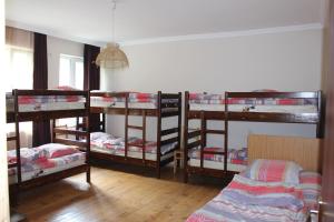 - un ensemble de lits superposés dans une chambre dans l'établissement HQ of Nove Sujashvili, à Kazbegi