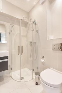 ロンドンにあるKeysan House 3の白いバスルーム(シャワー、トイレ付)