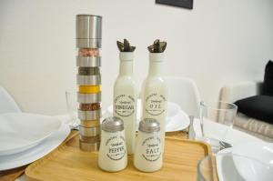 Zvekir - Old Town Apartment في سراييفو: ثلاث زجاجات على طاولة مع الأطباق والكؤوس +25 صورة