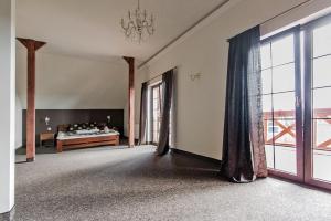 duży pokój z łóżkiem i dużym oknem w obiekcie Victoria w Elblągu