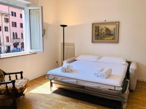 ein Schlafzimmer mit einem Bett mit zwei Handtüchern darauf in der Unterkunft Appartamento PortaPalio40 con parcheggio in Verona