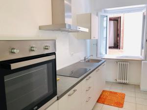eine Küche mit einer Spüle und einem Herd Top-Backofen in der Unterkunft Appartamento PortaPalio40 con parcheggio in Verona