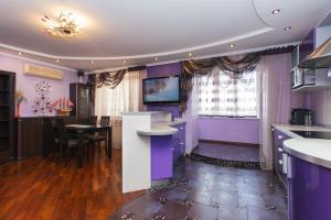 cocina con paredes de color púrpura y comedor en Заливна вулиця 5, en Sumy