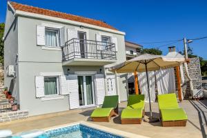 Bazén v ubytování Holiday house ISA nebo v jeho okolí