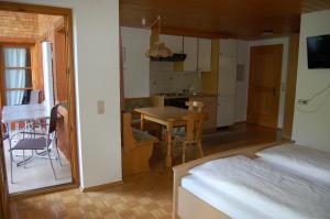 Posteľ alebo postele v izbe v ubytovaní Appartements Karin Mitten im Grünen