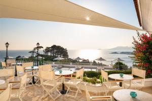 コッカリにあるKalidon Panorama Hotelの海の景色を望むパティオ(テーブル、椅子付)