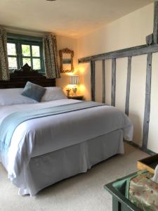 a bedroom with a large bed in a room at The Tea House in Rye