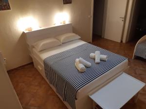 a bedroom with a bed with two towels on it at Smart Choice Home in Néon Rýsion