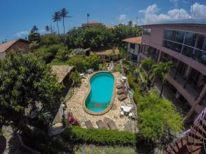 an overhead view of a swimming pool in a yard next to a building at Hotel e Pousada Tropical Wind do Cumbuco in Cumbuco