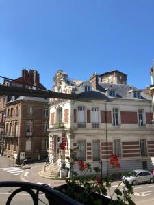 ディエップにあるStudio *** Centre DIEPPE , 2 personnes proche chateau et plageの市道の白い大きな建物