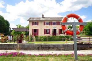 a life preserver in front of a house at MARA RIVIERE Gîte d'étape sur la Vélo Francette in La Jaille-Yvon