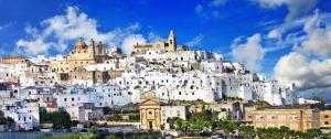 オストゥーニにあるOstuni nuova casa vacanzeの山頂大白い建物