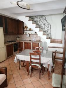 cocina con mesa de comedor y escalera en casa bijoux, en Itri