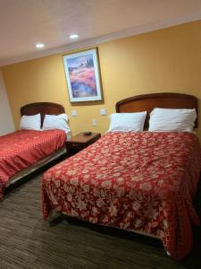 Postel nebo postele na pokoji v ubytování A-1 Budget Motel