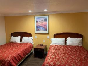 Postel nebo postele na pokoji v ubytování A-1 Budget Motel