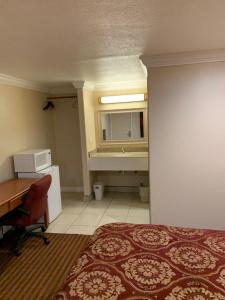 Postel nebo postele na pokoji v ubytování A-1 Budget Motel