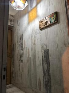 圣卡洛斯-德巴里洛切Casa Laura Dto 2的房间墙上的标志
