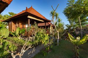 a house in the middle of a garden at Smooth Garden in Nusa Lembongan
