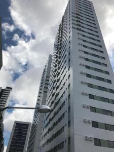 a tall building with a street light in front of it at Flats Mobiliados Zona Norte, Casa forte, recife, Aluguel por temporada Direto com o dono in Recife
