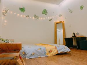 Giường trong phòng chung tại Cozy Private Home @ HCM D.5