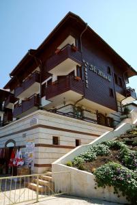 un edificio con balcones en un lateral en Family Hotel Saint Nikola en Nesebar