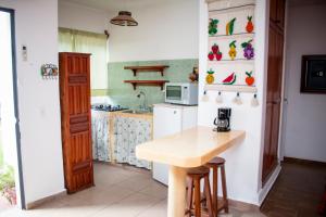 Bungalows Teka في زيهواتانيجو: مطبخ مع طاولة خشبية وكاونتر
