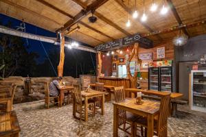 un homme assis à une table dans un restaurant dans l'établissement Smooth Garden, à Nusa Lembongan