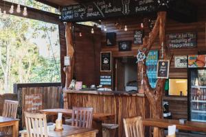 un restaurante con mesas y sillas de madera y un bar en Smooth Garden, en Nusa Lembongan