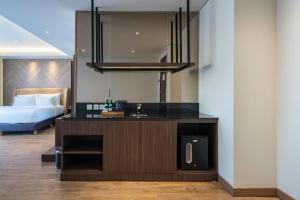 Postel nebo postele na pokoji v ubytování Luminor Hotel Jakarta Kota By WH