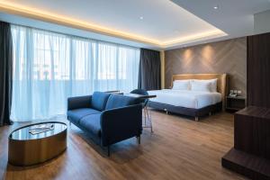 Postel nebo postele na pokoji v ubytování Luminor Hotel Jakarta Kota By WH
