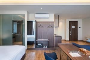 Postel nebo postele na pokoji v ubytování Luminor Hotel Jakarta Kota By WH